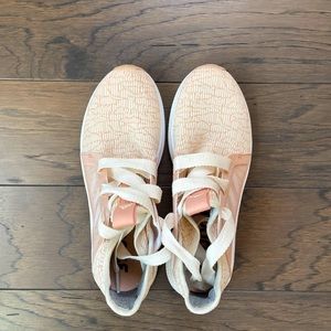 EDGE LUX LIGHTWEIGHT RUNNING SHOE